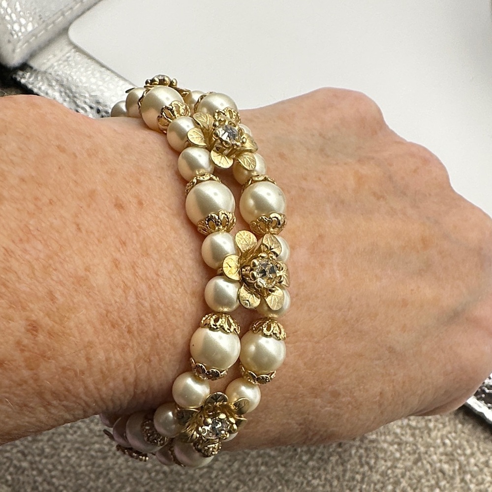 Vintage OSFM Elegant Pearl and Gold Flower Bracelet - Picture 5 of 7